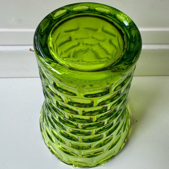 Midcentury beautiful green Colonial Yorktown patterned glass vase. - Picture 4 of 7